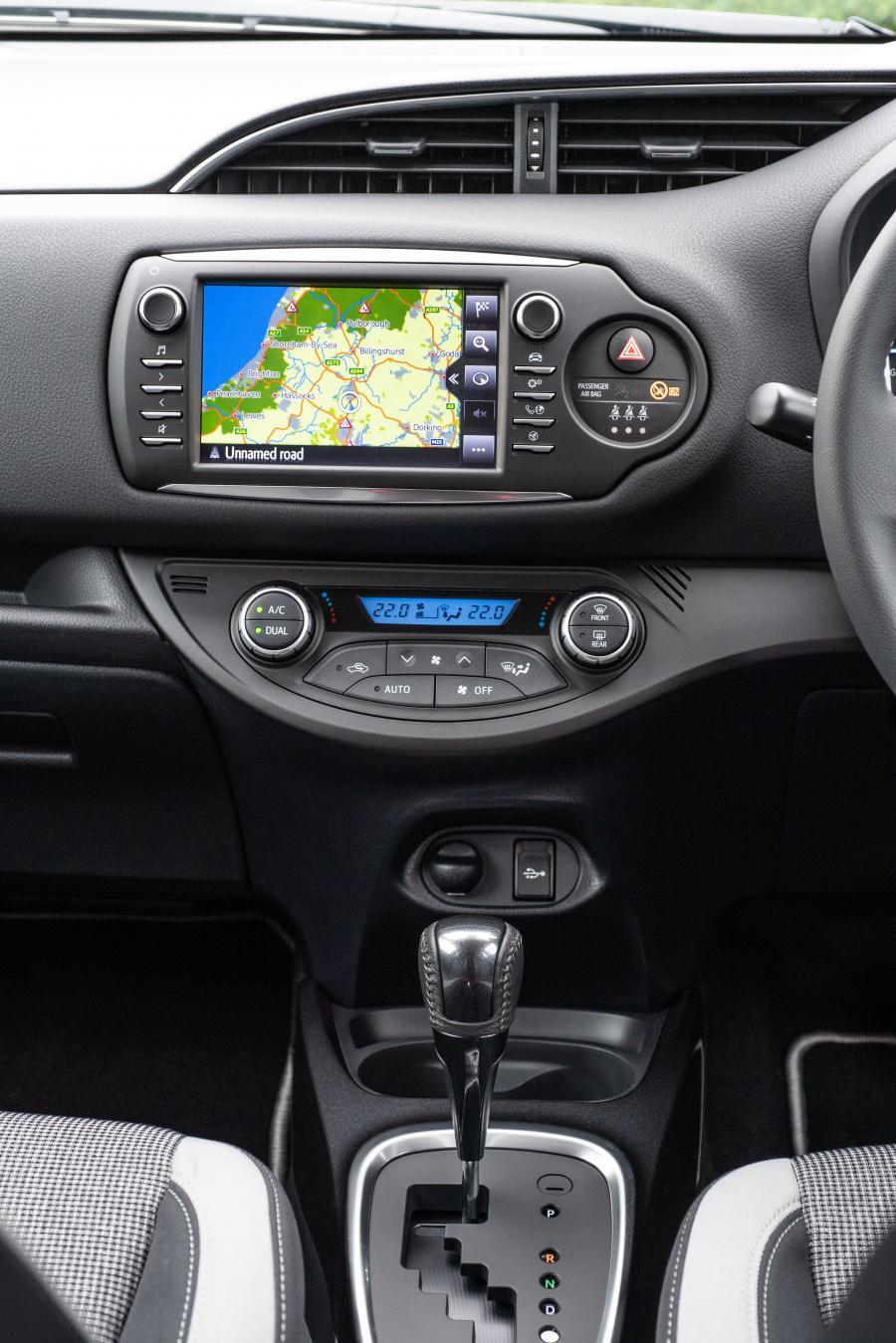 Детали интерьера Toyota Yaris Hybrid Y20 2019 года  (UK) (фото 27 из 38)